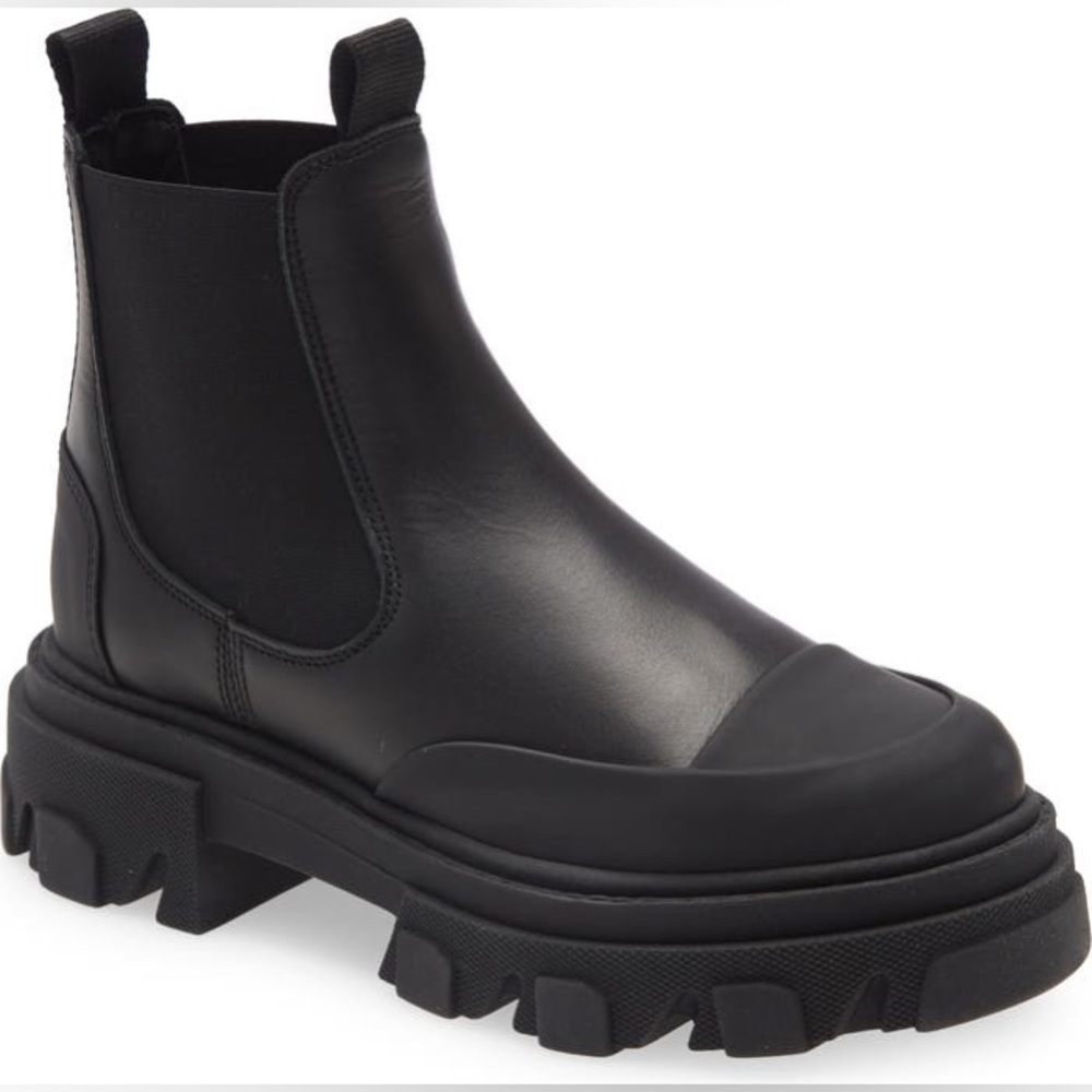 GANNI Calf Leather Low Chelsea Boot in black, size 36 / 6